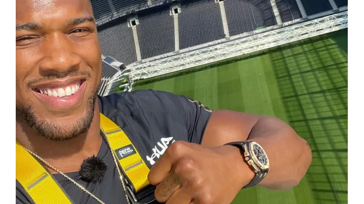 Anthony Joshua paseó sus cinturones por el estadio del Tottenham tras la confirmación de su pelea