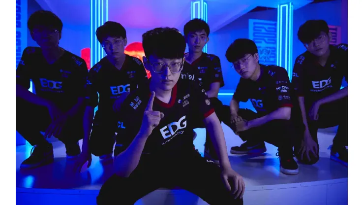 EDG mantiene su invicto en el Grupo B de Worlds 2021 al ganarle sin problemas a DFM