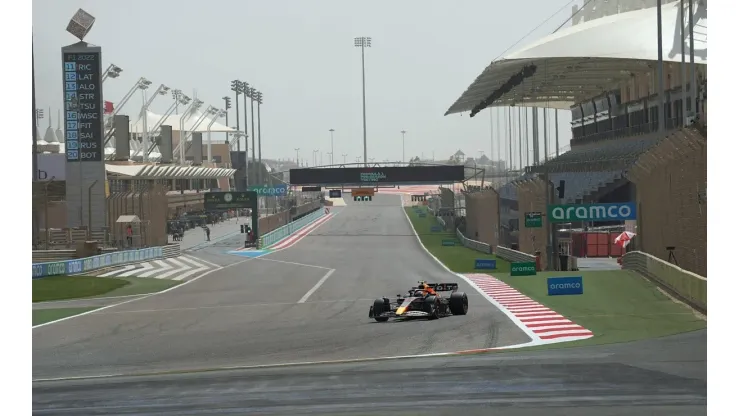 Sergio Pérez transitando la recta principal del circuito de Bahréin.
