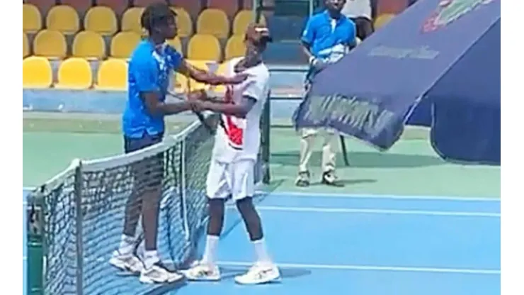 El momento justo del cachetazo del francés Michael Kouame al ghanés Raphael Nii Ankrah tras perder un partido
