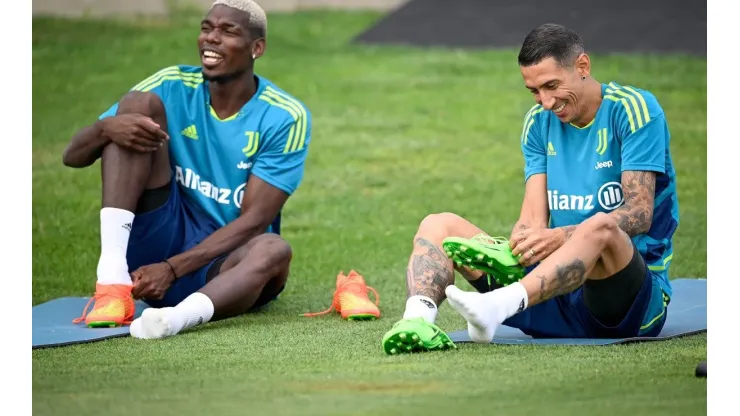 Paul Pogba y Ángel Di María en el primer entrenamiento con Juventus.
