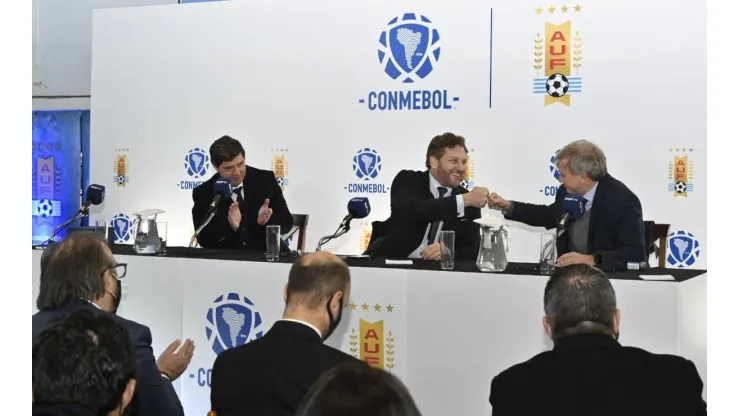 Domínguez, presidente de la Conmebol, en el Estadio Centenario.
