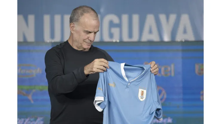 Sorpresa: Bielsa citó a 18 jugadores en su primera convocatoria en Uruguay