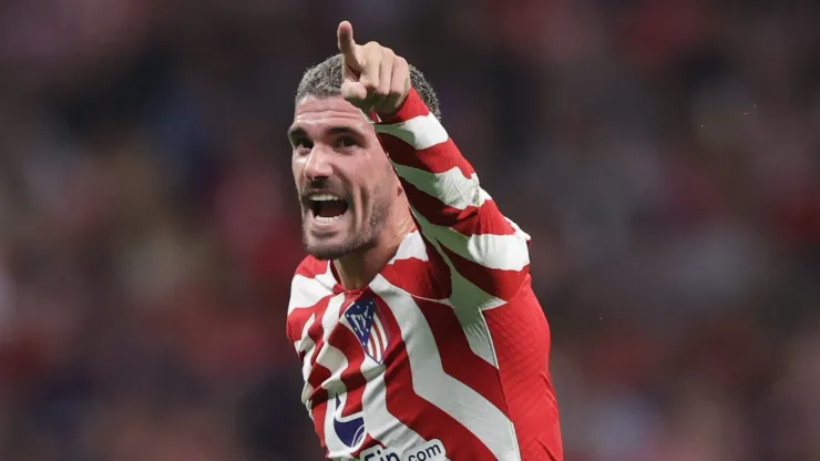 MADRID, SPAIN - OCTOBER 26: Rodrigo de Paul of Atletico de Madrid protests to the referee during the UEFA Champions League group B match between Atletico Madrid and Bayer 04 Leverkusen at Civitas Metropolitano Stadium on October 26, 2022 in Madrid, Spain. (Photo by Gonzalo Arroyo Moreno/Getty Images)
