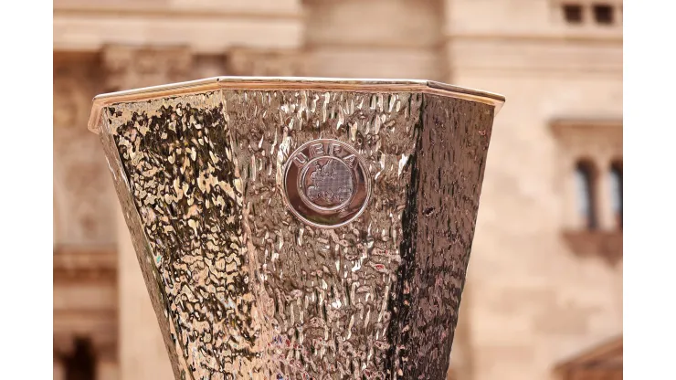 El preciado trofeo de la Europa League.
