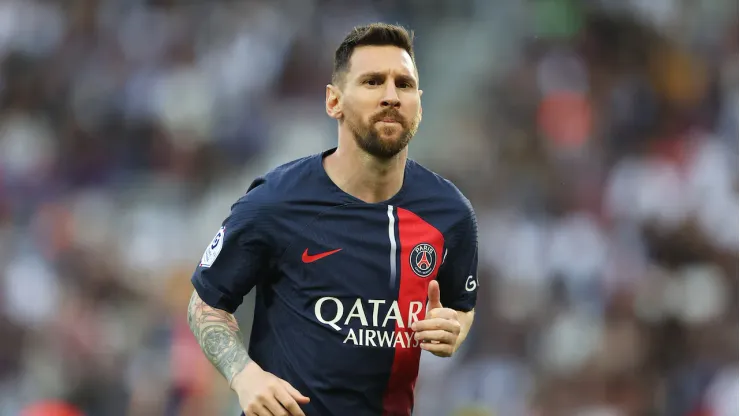 Lionel Messi tiene para esta semana para definir si acepta la propuesta del Al-Hilal. (Photo by Julian Finney/Getty Images)
