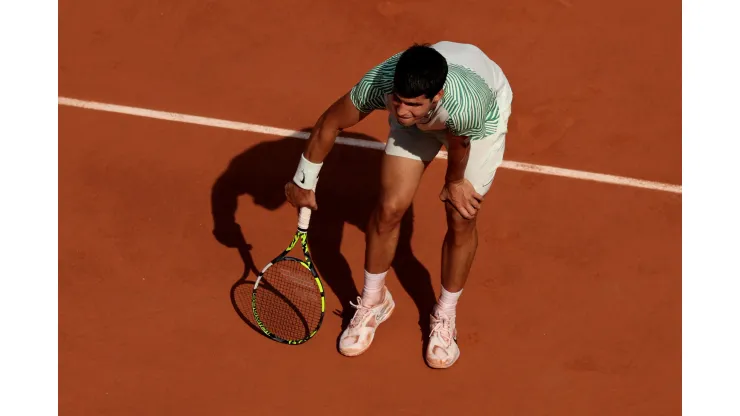 Carlos Alcaraz sufrió una lesión en pleno partido con Novak Djokovic.
