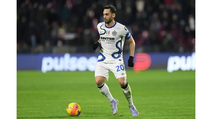 Hakan Calhanoglu portando una camiseta del Inter con una serpiente.
