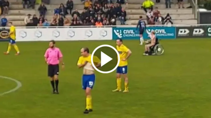 Video viral: Dos hombres DESNUDOS y en SILLA DE RUEDAS interrumpen un partido de copa