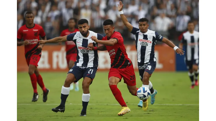 LIMA, PERU - APRIL 04: Josepmir Ballon of Alianza Lima fights for the ball with Tomas Cuello of Athletico Paranaense during a Copa CONMEBOL Libertadores group G match between Alianza Lima and Athletico Paranaense at Estadio Alejandro Villanueva on April 4, 2023 in Lima, Peru. (Photo by Daniel Apuy/Getty Images)
