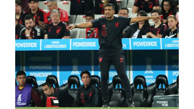 CURITIBA, BRAZIL - JUNE 27: Coach of Athletico Paranaense Wesley Carvalho gestures during the Copa CONMEBOL Libertadores 2023 group G match between Athletico Paranaense and Alianza Lima at Ligga Arena on June 27, 2023 in Curitiba, Brazil. (Photo by Heuler Andrey/Getty Images)
