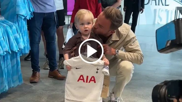 Hijo de James Maddison con la camiseta del Tottenham
