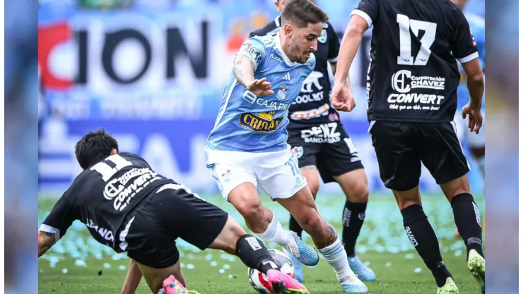 Cristal goleó y es líder del Torneo Clausura.
