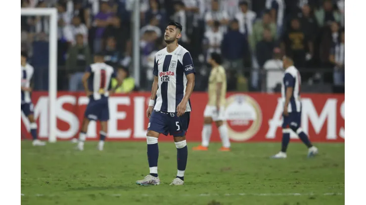 LIMA, PERU - JUNE 6: Carlos Zambrano of Alianza Lima reacts after losing a Copa CONMEBOL Libertadores group G match between Alianza Lima and Athletico Mineiro at Estadio Alejandro Villanueva on June 6, 2023 in Lima, Peru. (Photo by Daniel Apuy/Getty Images)
