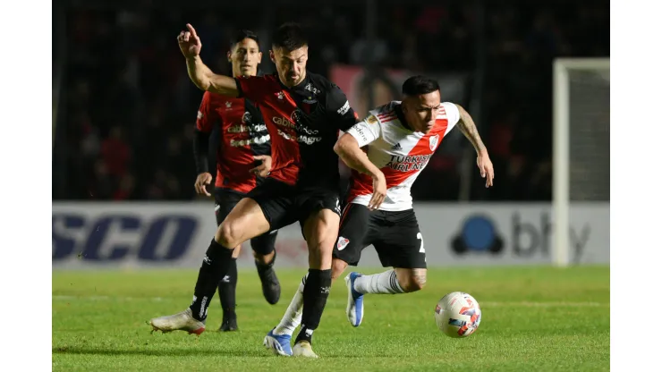 SANTA FE, ARGENTINA - JUNE 15: Esequiel Barco of River Plate and Federico Lértora of Colón fight for the ball during a match between  Colón and River Plate as part of Liga Profesional Argentina 2022 at Brigadier General Estanislao Lopez Stadium on June 15, 2022 in Santa Fe, Argentina. (Photo by Luciano Bisbal/Getty Images)
