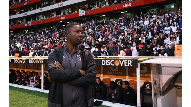 QUITO (17-04-2022).- Edison Méndez, director técnico encargado de Liga de Quito, durante el partido del Campeonato Nacional de Fútbol Liga pro, contra Barcelona, en el estadio Rodrigo Paz Delgado, en Quito.<br />
Alfredo Cárdenas/ EL UNIVERSO.
