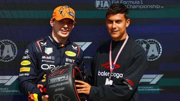 Paulo Dybala, junto a Max Verstappen, campeón del mundo de la Fórmula 1.
