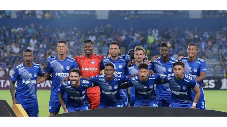 &#8212; Ecuador's Emelec players pose for a picture during the Copa Libertadores group stage first leg football match against Venezuela's Deportivo Tachira at the George Capwell stadium in Guayaquil, Ecuador, on April 14, 2022. (Photo by RODRIGO BUENDIA                      / AFP)
