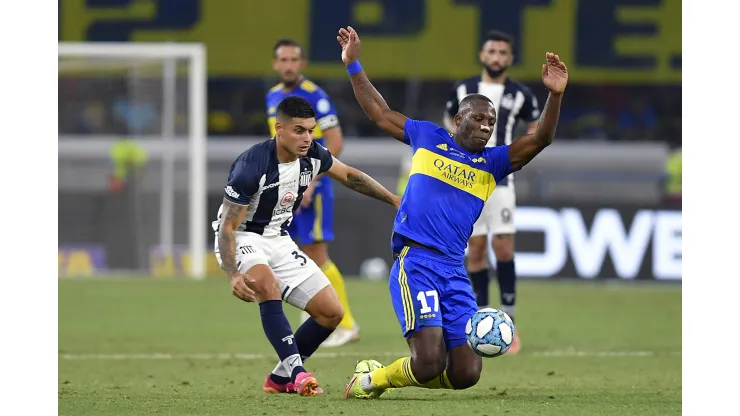 SANTIAGO DEL ESTERO, ARGENTINA - DECEMBER 08: Luis Advíncula of Boca Juniors fights for the ball with Juan Cruz Esquivel of Talleres during the final match of Copa Argentina 2021 between Boca Juniors and Talleres at Estadio Unico Madre de Ciudades on December 08, 2021 in Santiago del Estero, Argentina. (Photo by Hernan Cortez/Getty Images)
