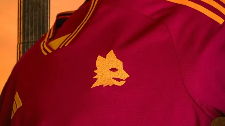 La Roma tendrá que corregir un detalle de su camiseta para el lanzamiento comercial. @OfficialASRoma
