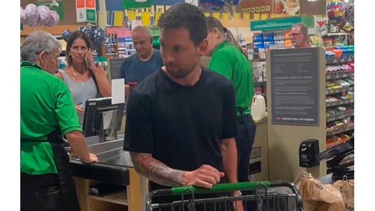 La 'Pulga' fue visto en un supermercado de Miami y el momento de inmediato se viralizó en redes. 
