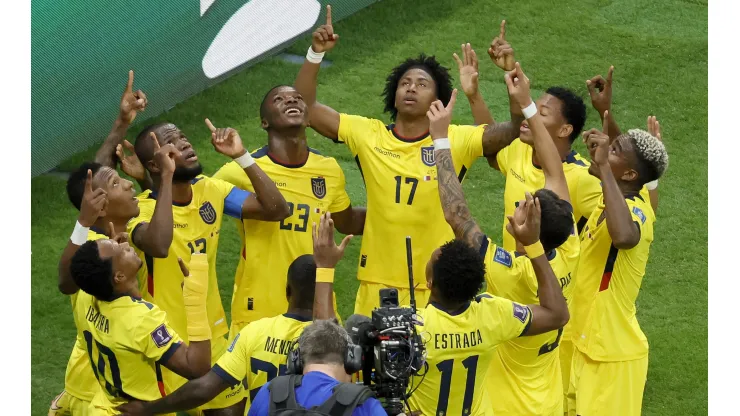 Al Khor (Qatar), 20/11/2022.- Players of Ecuador celebrate after scoring the opening goal during the FIFA World Cup 2022 group A Opening Match between Qatar and Ecuador at Al Bayt Stadium in Al Khor, Qatar, 20 November 2022. (Mundial de Fútbol, Catar) EFE/EPA/Ronald Wittek
