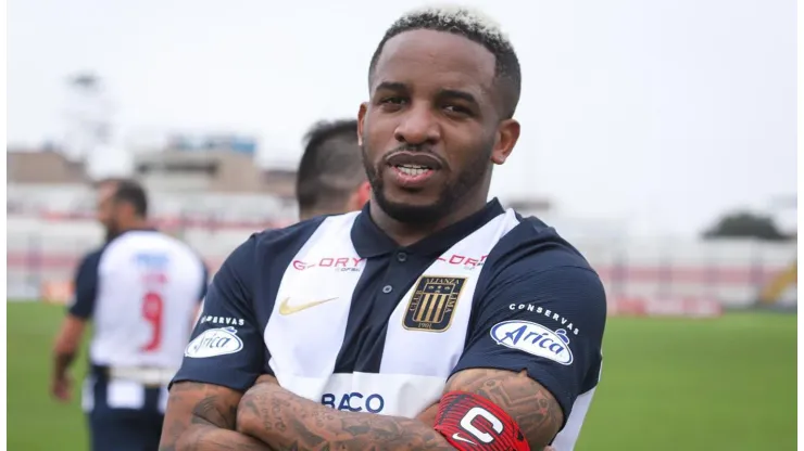 Jefferson Farfán le da con palo a Chicho Salas.
