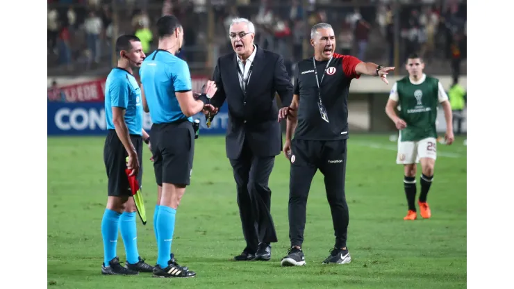 LIMA, PERU - JULY 18: Head Coach of Universitario Jorge Fossati talks to Referee Wilmar Roldan during the second leg of the round of 32 playoff match between Universitario and Corinthians at Estadio Monumental de la U on July 18, 2023 in Lima, Peru. (Photo by Raul Sifuentes/Getty Images)
