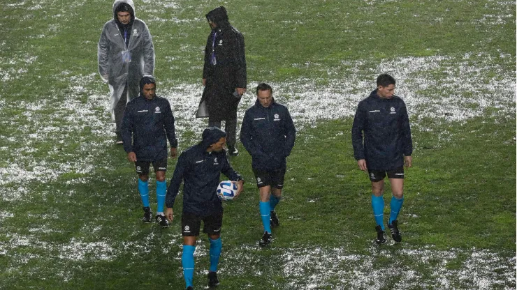 Pese a que Facundo Tello revisó la cancha en más de una ocasión, finalmente se suspendió el duelo entre los cuadros chilenos. 
