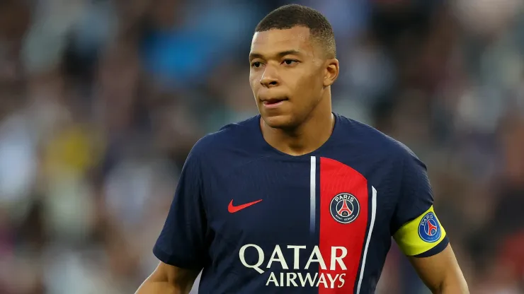 El cuadro francés bajó a último minuto a Mbappé y recalcó que está en venta en este mercado de pases. 
