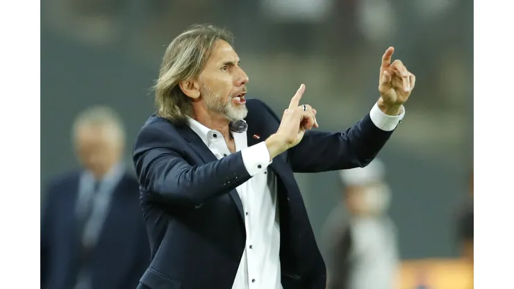 LIMA, PERU - FEBRUARY 01: Ricardo Gareca coach of Peru gestures during a match between Peru and Ecuador as part of FIFA World Cup Qatar 2022 Qualifiers at National Stadium on February 01, 2022 in Lima, Peru. (Photo by Daniel Apuy/Getty Images)
