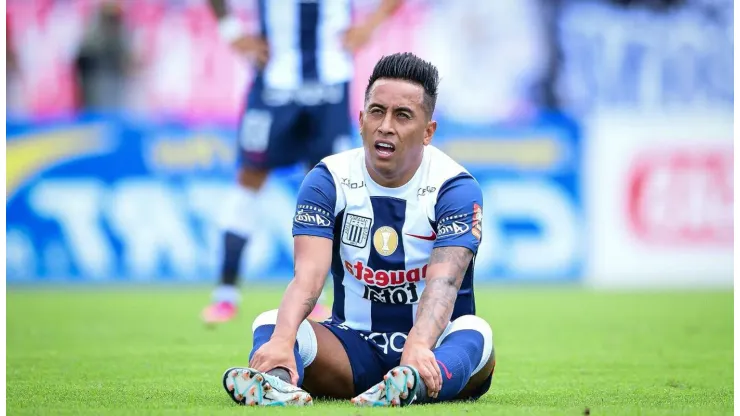 Hinchas de Alianza Lima insultan a Christian Cueva.
