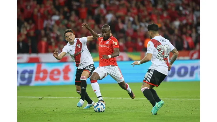 (VIDEO) Penal no-look y casi gol: Partidazo de Enner Valencia con el Internacional vs. River Plate