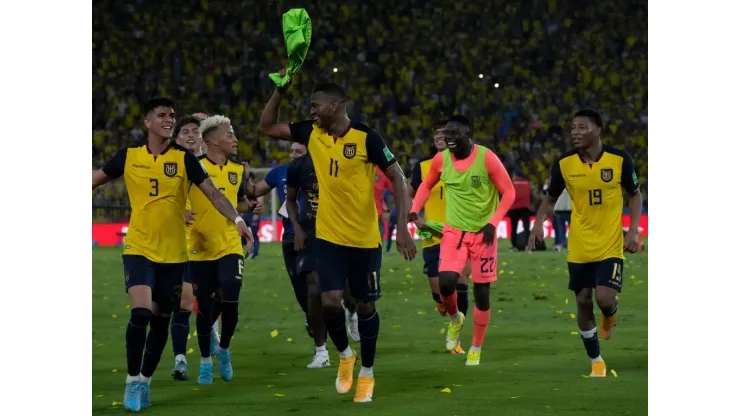 GUAYAQUIL, ECUADOR - MARCH 29: Players of Ecuador celebrate being qualified to the world cup after the FIFA World Cup Qatar 2022 qualification match between Ecuador and Argentina at Estadio Monumental on March 29, 2022 in Guayaquil, Ecuador. (Photo by Dolores Ochoa - Pool/Getty Images)
