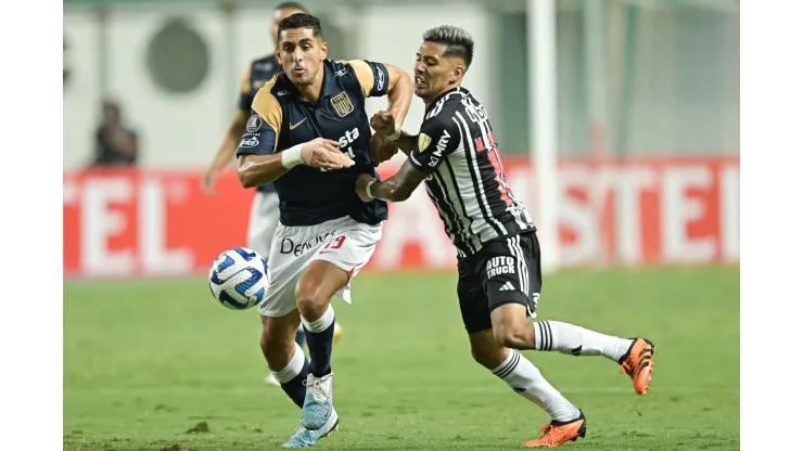 BELO HORIZONTE, BRAZIL - MAY 06: Zaracho (R) of Atletico Mineiro and Pablo Sabbag (L) of Alianza Lima fight for the ball during a Group G match between Atletico Mineiro and Alianza Lima as part of Copa CONMEBOL Libertadores 2023 at Arena Independencia Stadium on May 03, 2023 in Belo Horizonte, Brazil. (Photo by Pedro Vilela/Getty Images)
