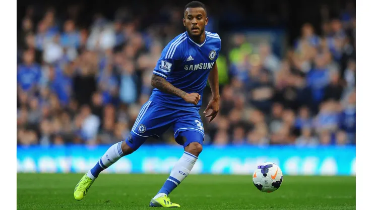 Ryan Bertrand ahora entrena con la juvenil de Chelsea mientras espera fichar por un nuevo club.<br />
of Chelsea in action during the Barclays Premier League match between Chelsea and Cardiff City at Stamford Bridge on October 19, 2013 in London, England.  (Photo by Mike Hewitt/Getty Images)
