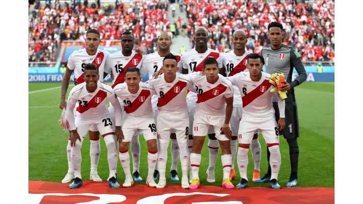 YEKATERINBURG, RUSSIA - JUNE 21:  Peru team pose prior to the 2018 FIFA World Cup Russia group C match between France and Peru at Ekaterinburg Arena on June 21, 2018 in Yekaterinburg, Russia.  (Photo by Catherine Ivill/Getty Images)
