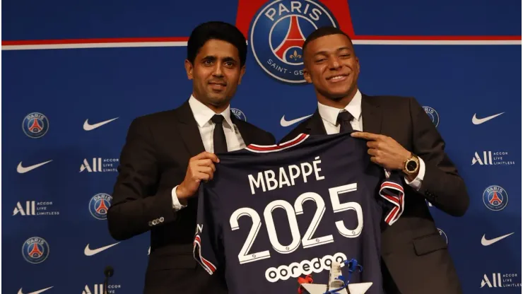 Nasser Al-Khelaifi, junto a Mbappé en la última renovación.
