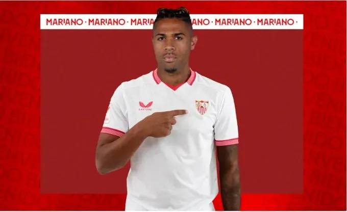 Mariano llegó a reemplazar al Papu Gómez en el Sevilla