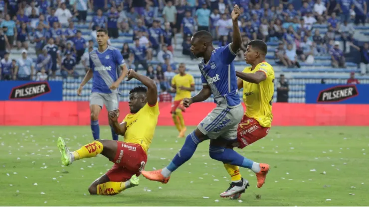 (VIDEO) Hasta en las cabinas de prensa: Nuevos incidentes luego del partido de Emelec