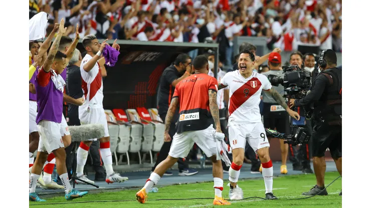 LIMA, PERU - MARCH 29: Gianluca Lapadula (R) of Peru celebrates with teammates after winning the FIFA World Cup Qatar 2022 qualification match between Peru and Paraguay at Estadio Nacional de Lima on March 29, 2022 in Lima, Peru. Peru qualified for the 2022 FIFA World Cup Playoff match in June against Australia or the United Arab Emirates. (Photo by Leonardo Fernandez/Getty Images)
