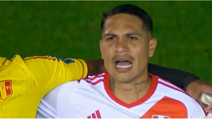 Paolo Guerrero cantó así el himno nacional de Perú.
