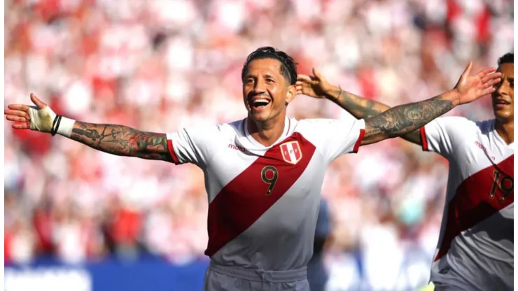 Lapadula se pone la camiseta y alienta a la Selección Peruana