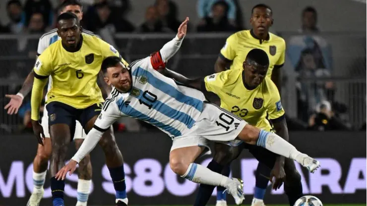 Así le quitó la pelota Moisés Caicedo a Messi
