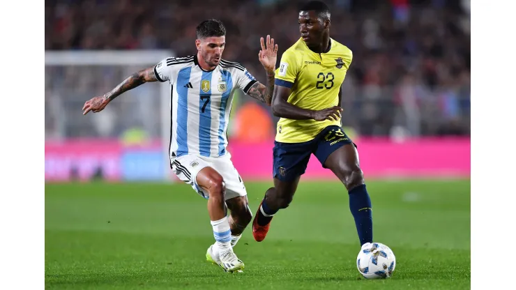 BUENOS AIRES, ARGENTINA - SEPTEMBER 07: Rodrigo De Paul of Argentina and Moisés Caicedo of Ecuador compete for the ball during the FIFA World Cup 2026 Qualifier match between Argentina and Ecuador at Estadio Más Monumental Antonio Vespucio Liberti on September 07, 2023 in Buenos Aires, Argentina. (Photo by Marcelo Endelli/Getty Images)
