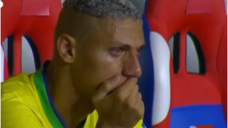 Richarlison no pudo contener las lágrimas de bronca por no marcar gol con Brasil.
