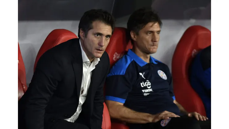 BARRANQUILLA, COLOMBIA - NOVEMBER 16: Guillermo Barros Schelotto head coach of Paraguay  during a match between Colombia and Paraguay as part of FIFA World Cup Qatar 2022 Qualifiers at Estadio Metropolitano on November 16, 2021 in Barranquilla, Colombia. (Photo by Gabriel Aponte/Getty Images)
