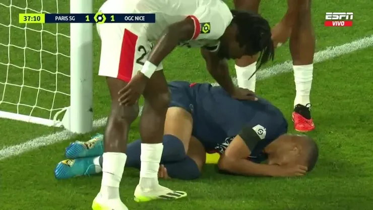 Alarma en PSG: Mbappé sufre fuerte choque con el arco de Niza (VIDEO)