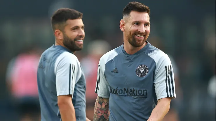 Messi, junto con Jordi Alba, entrenarán este domingo y dependiendo de su evolución se determinará si juega el próximo miércoles.
