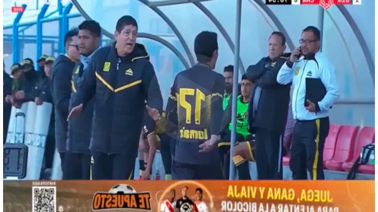 Jugador de Cantolao discute con su entrenador en pleno partido